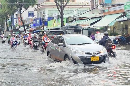 Mưa lớn gây ngập nhiều tuyến đường ở TP Cần Thơ