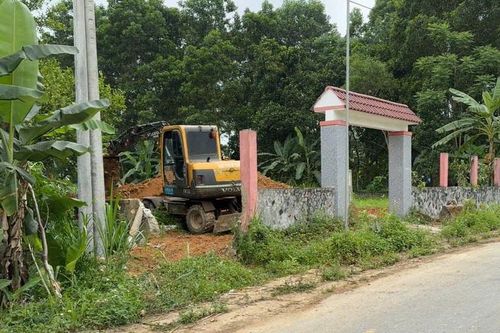 Người dân đào đất trái phép, quốc lộ 8C đối mặt nguy cơ chậm tiến độ