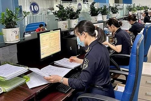 Dừng làm thủ tục hải quan đối với 2 doanh nghiệp nợ thuế
