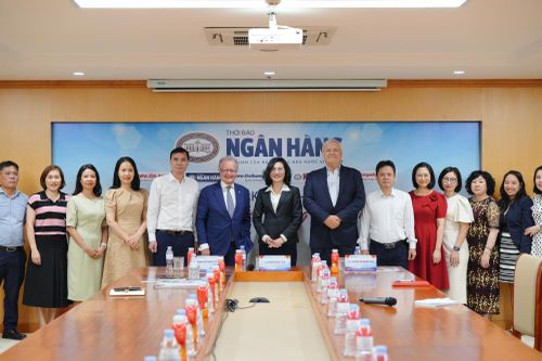 Hai chuyên gia quốc tế hàng đầu đến thăm và làm việc tại Thời báo Ngân hàng