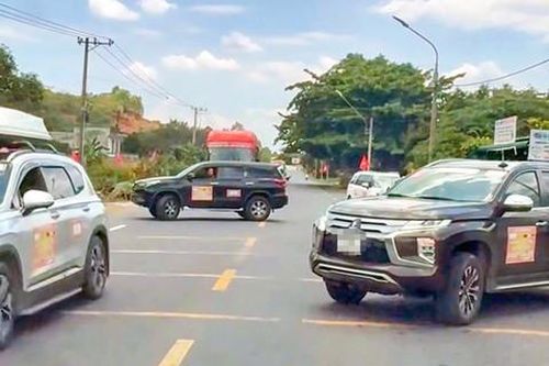 Cần xử lý nghiêm hành vi tự ý chặn đường để 'ưu tiên' cho xe doanh nhân