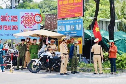 Công an TPHCM bảo đảm trật tự, an toàn cho người dân đến chiêm bái Xá lợi Đức Phật