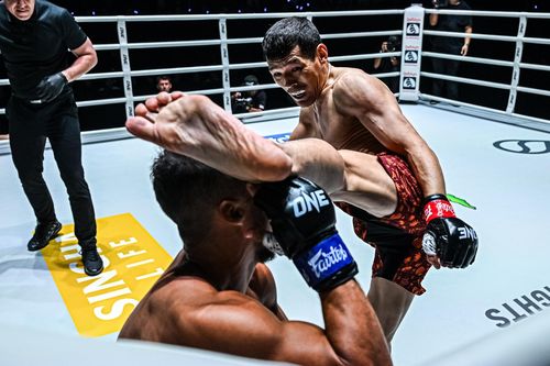 Trúng 3 đòn trời giáng, võ sĩ bỏ chạy vẫn bị hạ gục