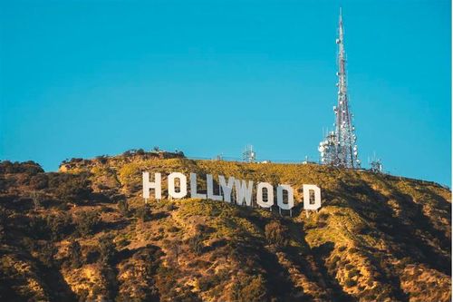 Ông Trump đánh thuế 100% phim nước ngoài để 'cứu Hollywood'