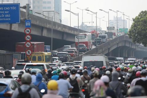 Xe cộ ken đặc khắp ngả đường Hà Nội trong ngày đầu đi làm sau nghỉ lễ