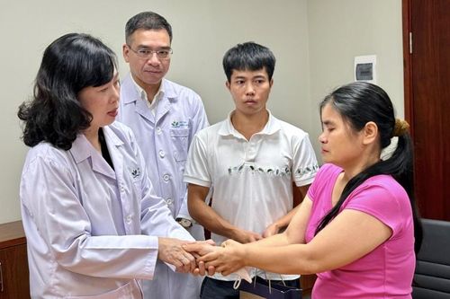 Bộ trưởng Y tế thăm bé trai vụ 'không được cấp cứu vì chưa đủ tiền viện phí'