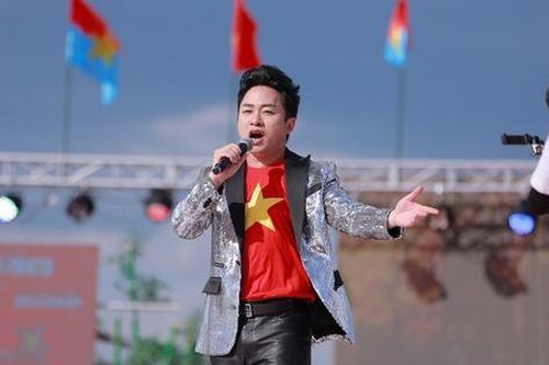 Tùng Dương xúc động hát Quốc ca giữa vòng tay kiều bào ở Nhật