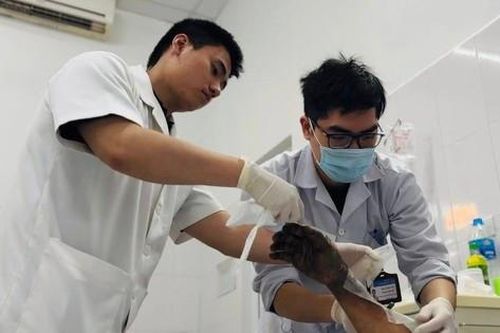 Nam thợ điện thoát chết sau khi bị điện giật cháy đen bàn tay