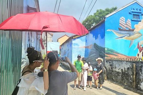 Quảng Bình: Khoác áo mới cho làng biển gần 400 năm tuổi bằng những bức bích họa sống động
