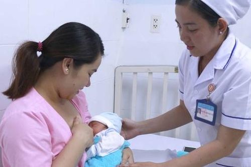 Gần 25.000 nữ hộ sinh đang lặng thầm cống hiến chăm sóc sức khỏe bà mẹ, trẻ sơ sinh tại Việt Nam