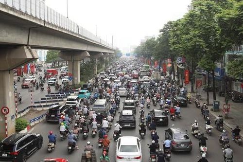 Sau nghỉ lễ, giao thông Hà Nội lại 'chật như nêm', xe máy leo vỉa hè tìm lối thoát