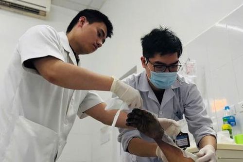 Thợ điện thoát chết sau tai nạn điện giật cháy đen bàn tay