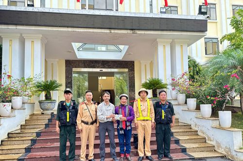 Công dân người Pháp xúc động nhận lại tài sản đánh rơi
