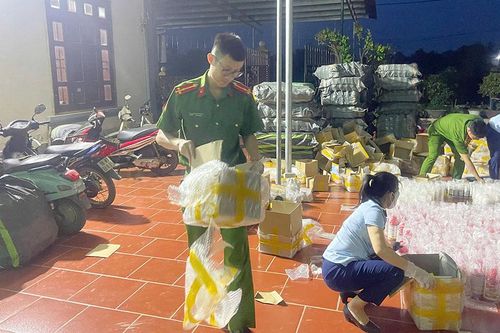 Bắt quả tang đối tượng sản xuất hàng giả