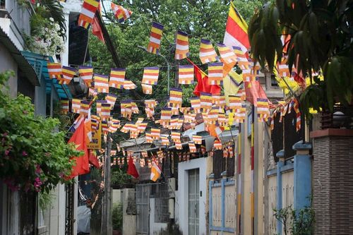 Huế: Rực rỡ cờ, hoa chào mừng Đại lễ Phật đản Vesak 2025