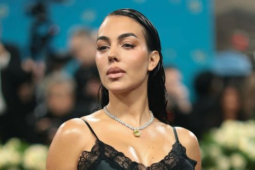 Kim cương đắt đỏ trên cổ bạn gái Ronaldo