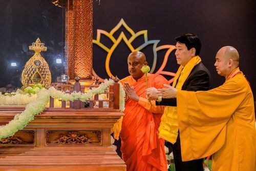 Chủ tịch nước Lương Cường chiêm bái Xá lợi Đức Phật - Quốc bảo Ấn Độ