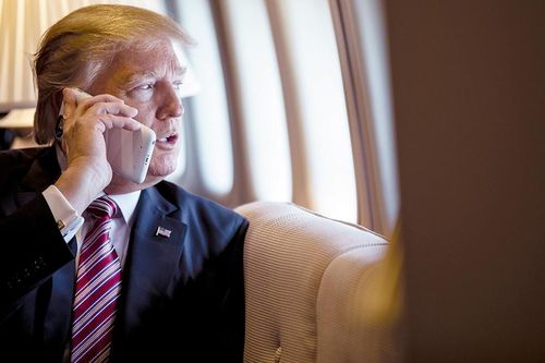 Phong cách 'hỉ nộ ái ố' của ông Trump khi dùng Truth Social
