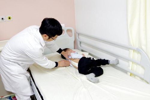 Khám sàng lọc miễn phí cho trẻ mắc bệnh lý gù, vẹo cột sống