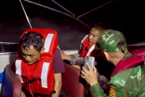 Bộ đội Biên phòng cứu 6 thuyền viên bị nạn trên vùng biển Cát Bà