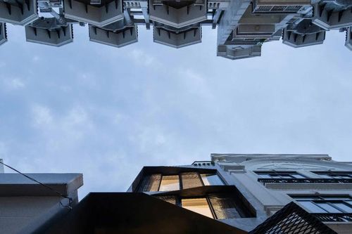 Tưởng bí bách, nhà phố 30m2 vẫn ngập ánh sáng đến khó tin