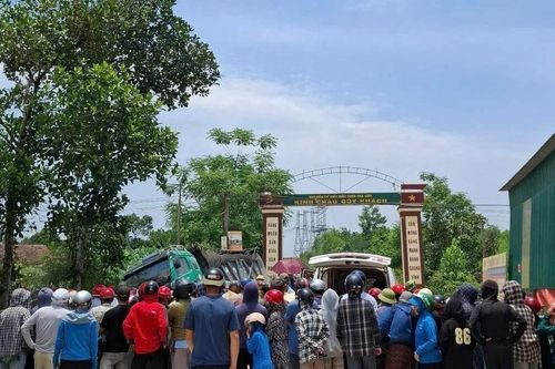 Xe máy bị cuốn vào gầm ô tô tải, 2 nam sinh ở Hà Tĩnh thương vong