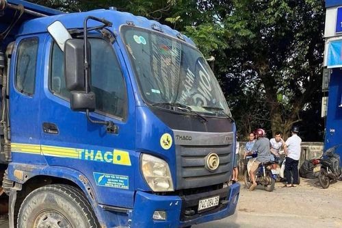 Va chạm với xe tải, 2 người đi xe máy thương vong