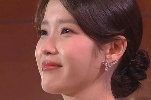 'Khi cuộc đời cho bạn quả quýt' thắng lớn, IU bật khóc ở Baeksang 2025
