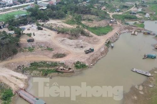 Hà Nội: Hàng loạt bãi trung chuyển vật liệu xây dựng trái phép ven sông Hồng