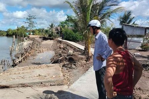 Đang thi công kè chống sạt lở lại… bị sạt lở