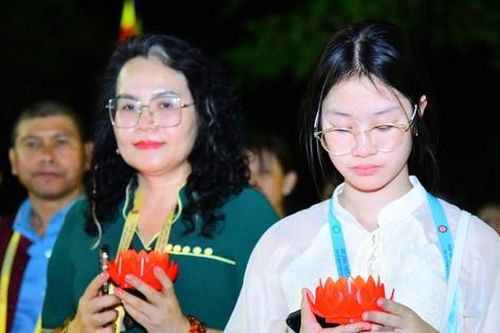 Thả 35.000 hoa đăng cầu quốc thái dân an