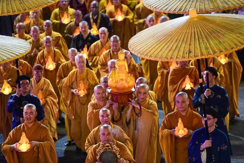 Hàng nghìn người TPHCM tham gia lễ rước Phật về Việt Nam Quốc Tự mừng Phật đản