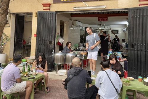 Dùng 'báu vật' trăm tuổi, quán bánh cuốn gia truyền Hà Nội hút khách Tây lẫn ta