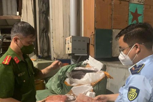 Phát hiện hàng chục tấn nội tạng bốc mùi chuẩn bị lên bàn ăn ở Hà Nội