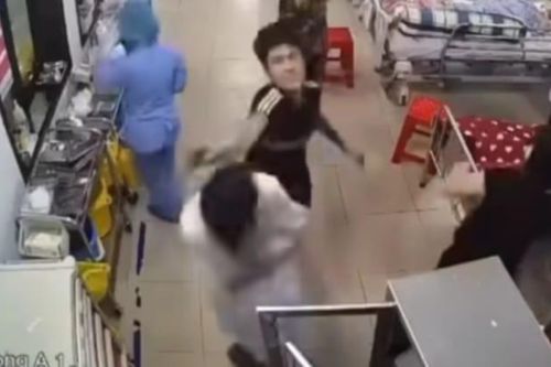 Nhân viên y tế Bệnh viện Đa khoa Nam Định bị con trai bệnh nhân đấm liên tiếp
