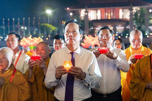 Bộ trưởng Đào Ngọc Dung thắp nến, tưởng niệm các anh hùng liệt sĩ