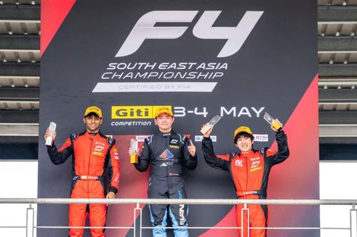 Con trai Hoa khôi Thu Hương giành top 3 đua xe Formula 4