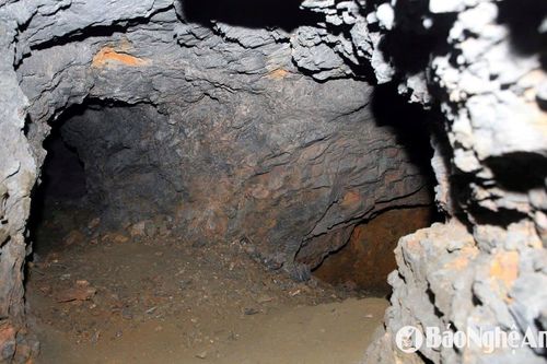 Người phụ nữ bị đất đá vùi lấp khi vào hầm mót quặng thiếc ở Quỳ Hợp