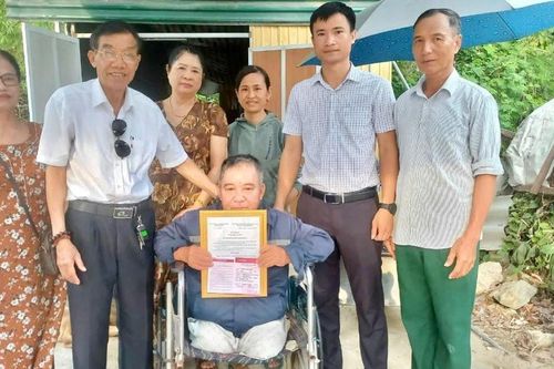 Trao tặng sổ tiết kiệm tri ân gia đình thân nhân liệt sĩ tại thành phố Vinh