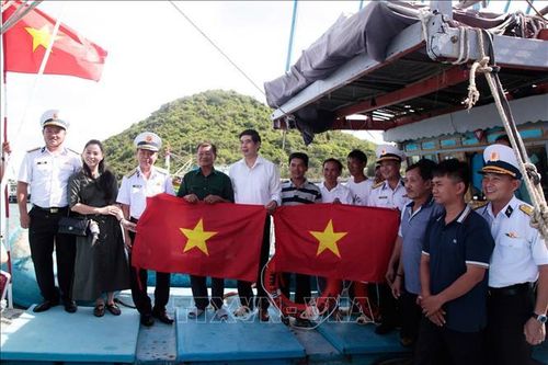 Điểm tựa để ngư dân vươn khơi bám biển