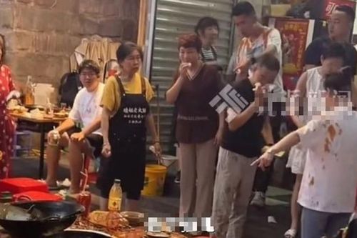 Mèo hoang rơi vào nồi lẩu đang sôi, chủ quán có cách xử lý bất ngờ