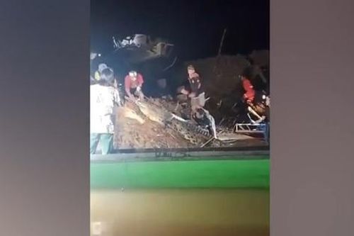 Đi bơi cùng bạn, bé trai bị cá sấu cắn tử vong trên sông
