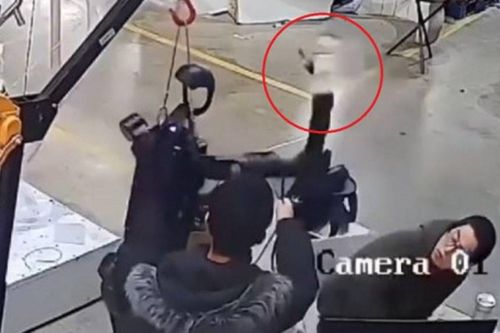 Robot AI bất ngờ đuổi đánh các kỹ sư trong phòng thí nghiệm