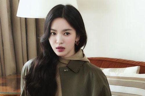 Song Hye Kyo bất ngờ bật khóc tại Baeksang 2025