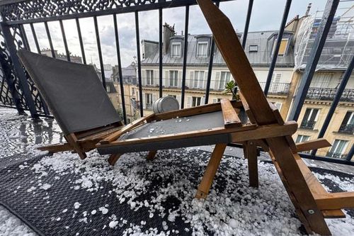 Bão lớn càn quét Paris (Pháp), tàu điện ngầm và đường phố ngập trong mưa đá