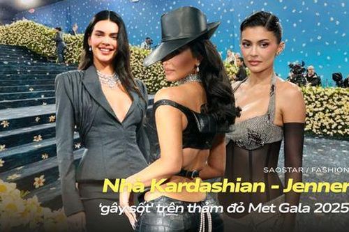 Kim Kardashian bị đạp váy, suýt 'muối mặt' tại Met Gala 2025