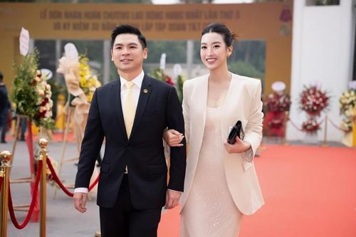 Đỗ Mỹ Linh 'hoảng hốt' trước một hành động của chồng chủ tịch