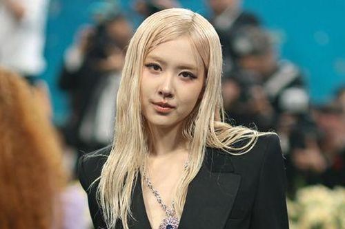Rosé 'mất điểm' vì tóc xơ xác, tác hại từ việc dùng hóa chất tạo hình ảnh 'công chúa tóc mây'?