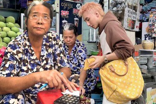 Chủ sạp bán trái cây ở chợ Bến Thành nhận xét Sơn Tùng: 'Đẹp trai, dễ thương, không trả giá'
