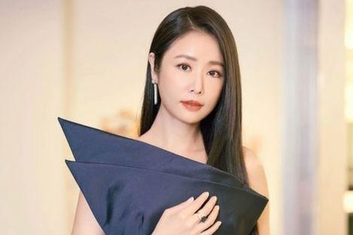Vợ chồng Lâm Tâm Như được bắt gặp đưa con gái ra ngoài, thái độ dành cho ái nữ gây chú ý
